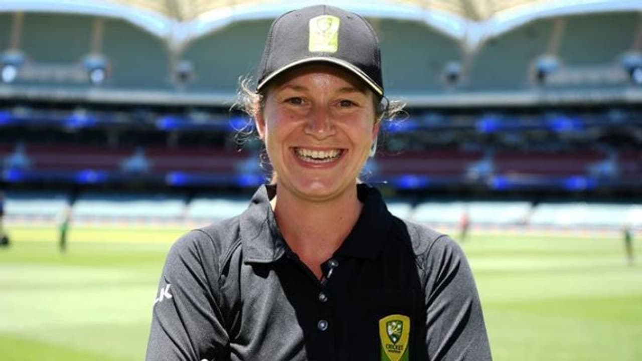 ಪುರುಷರ ಪಂದ್ಯಕ್ಕೆ ಮಹಿಳಾ ಅಂಪೈರ್..! ಪುರುಷರ ಪಂದ್ಯಕ್ಕೆ ಮಹಿಳಾ ಅಂಪೈರ್..!