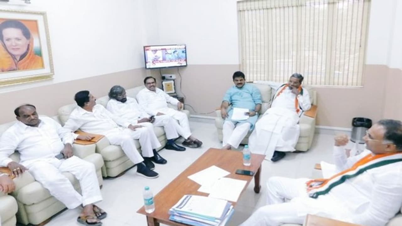 ಬೈ ಎಲೆಕ್ಷನ್ ಸಮರ : ಅತ್ತ ಡಿಕೆಶಿಗೆ ಜಾಮೀನು: ಇತ್ತ ಕಾಂಗ್ರೆಸ್ಗೆ ಹಿನ್ನಡೆ ಬೈ ಎಲೆಕ್ಷನ್ ಸಮರ : ಅತ್ತ ಡಿಕೆಶಿಗೆ ಜಾಮೀನು: ಇತ್ತ ಕಾಂಗ್ರೆಸ್ಗೆ ಹಿನ್ನಡೆ