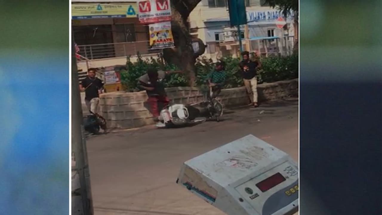 కూకట్ పల్లిలో విద్యార్థుల వీరంగం...నడిరోడ్డుపై రాళ్ళు,కర్రలతో పరస్పర దాడులు (వీడియో)