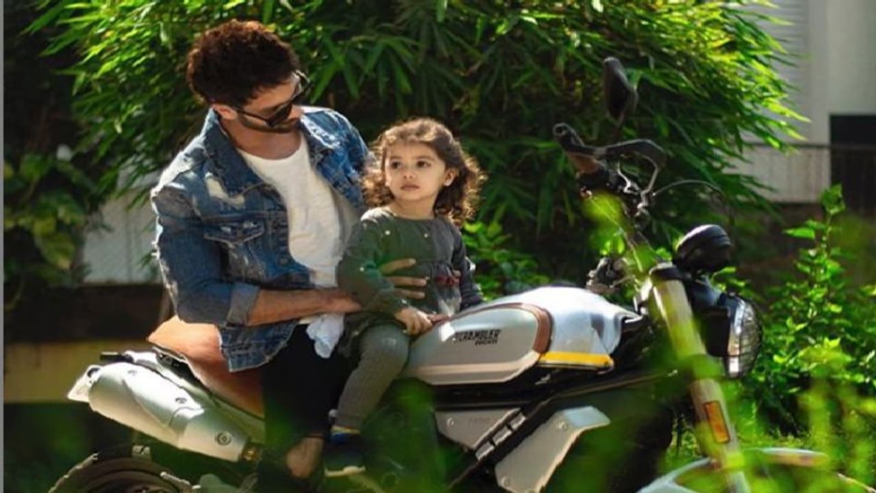 ২০টি সিগারেট খাওয়ার পর দুঘন্টার স্নানে ব্যস্ত অভিনেতা শাহিদ কাপুর ২০টি সিগারেট খাওয়ার পর দুঘন্টার স্নানে ব্যস্ত অভিনেতা শাহিদ কাপুর