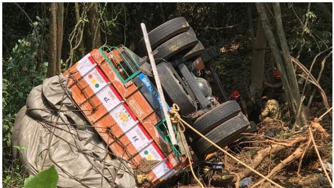 താമരശേരി ചുരത്തില് അപകടം; ലോറി കൊക്കയിലേക്ക് മറിഞ്ഞ് ക്ലീനര് മരിച്ചു താമരശേരി ചുരത്തില് അപകടം; ലോറി കൊക്കയിലേക്ക് മറിഞ്ഞ് ക്ലീനര് മരിച്ചു