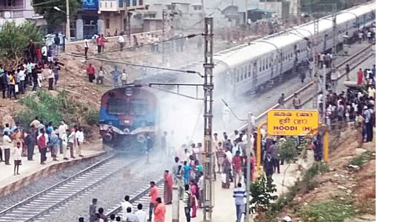 ಬೆಂಗಳೂರಿನಿಂದ ತೆರಳುತ್ತಿದ್ದ ರೈಲಿನ ಎಂಜಿನ್ನಲ್ಲಿ ದಟ್ಟಹೊಗೆ ಬೆಂಗಳೂರಿನಿಂದ ತೆರಳುತ್ತಿದ್ದ ರೈಲಿನ ಎಂಜಿನ್ನಲ್ಲಿ ದಟ್ಟಹೊಗೆ