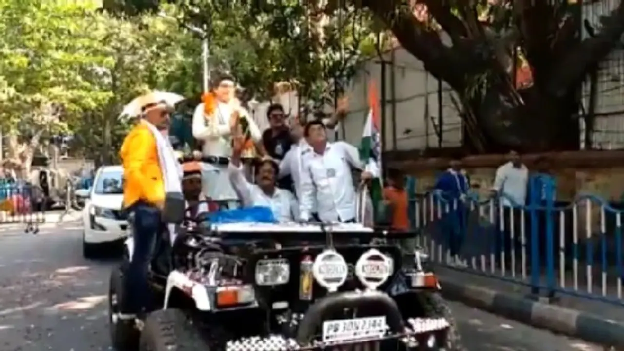 ಪ್ರಚಾರಕ್ಕೆ ಮಮತಾ ಹೊಸ ತಂತ್ರ: ತೆರೆದ ಜೀಪಲ್ಲಿ ಈ ವ್ಯಕ್ತಿಯ ಪುತ್ಥಳಿ! ಪ್ರಚಾರಕ್ಕೆ ಮಮತಾ ಹೊಸ ತಂತ್ರ: ತೆರೆದ ಜೀಪಲ್ಲಿ ಈ ವ್ಯಕ್ತಿಯ ಪುತ್ಥಳಿ!