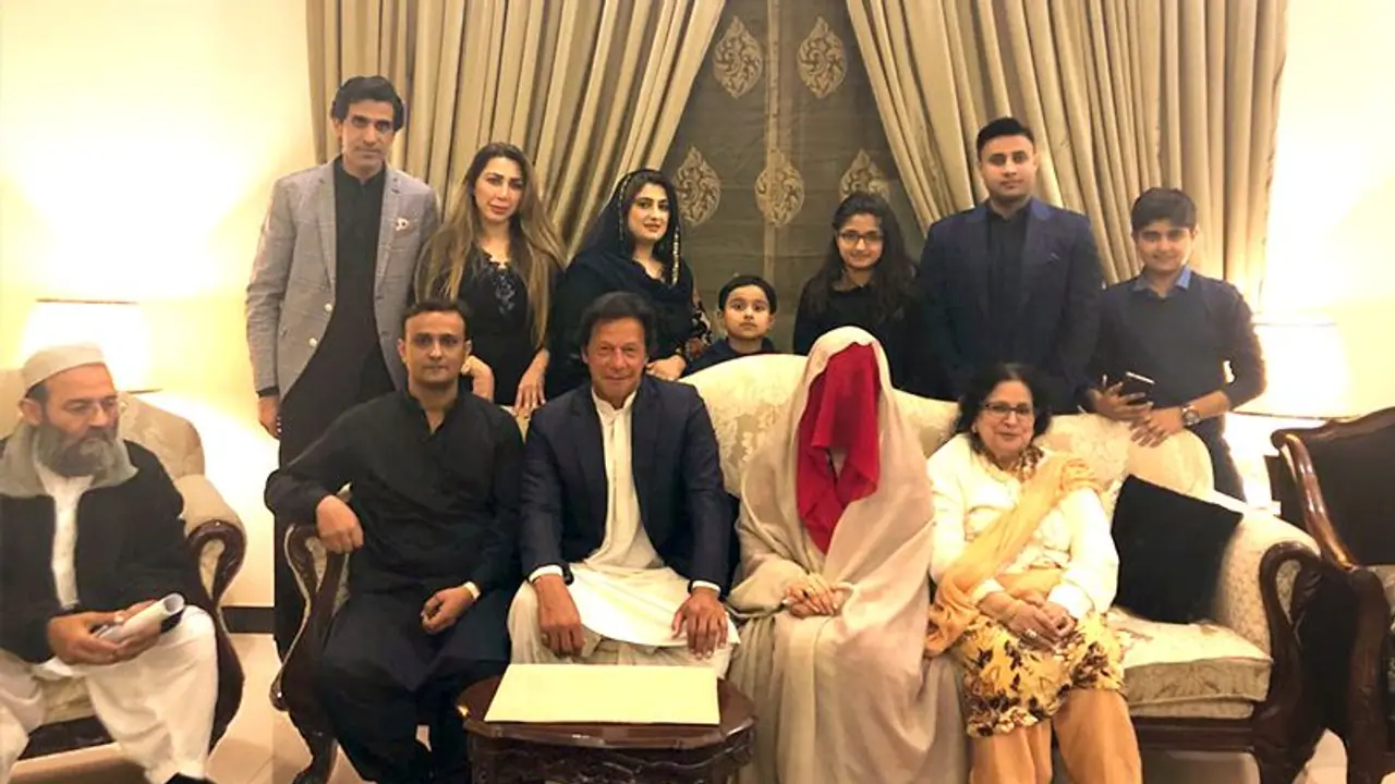 तीन तीन शादियां करने वाले इमरान खान बने नए जोड़ों के लिए "खलनायक",  पीएम के कारण टूटे रहे हैं निकाह