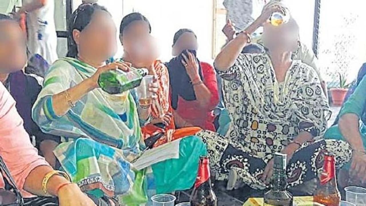 చుక్కేసిన మహిళలు.. దెబ్బకి దిగివచ్చిన అధికారులు చుక్కేసిన మహిళలు.. దెబ్బకి దిగివచ్చిన అధికారులు