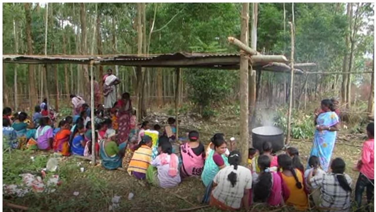 വീടും സ്ഥലവും വാഗ്ദാനം ചെയ്ത് വോട്ടുതേടി അധികാരത്തിലെത്തിയവര് തൊഴിലാളികളെ അവഗണിക്കുന്നു: സബ് കലക്ടര് ഓഫീസ് മാര്ച്ചിനൊരുങ്ങി സിപിഐ പ്രാദേശീക നേതൃത്വം വീടും സ്ഥലവും വാഗ്ദാനം ചെയ്ത് വോട്ടുതേടി അധികാരത്തിലെത്തിയവര് തൊഴിലാളികളെ അവഗണിക്കുന്നു: സബ് കലക്ടര് ഓഫീസ് മാര്ച്ചിനൊരുങ്ങി സിപിഐ പ്രാദേശീക നേതൃത്വം