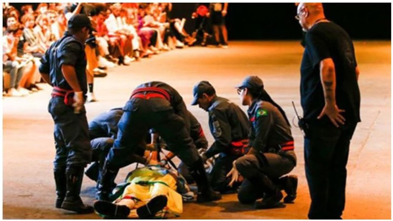 மாடலிங் நிகழ்ச்சியில் பயங்கரம்...நடந்து சென்றபோது மேடையிலேயே உயிரிழந்த பிரபல மாடல்... மாடலிங் நிகழ்ச்சியில் பயங்கரம்...நடந்து சென்றபோது மேடையிலேயே உயிரிழந்த பிரபல மாடல்...