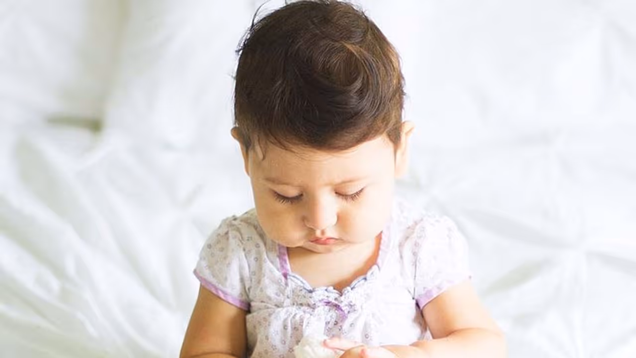 यूएई ने पेश की एक और मिसालः नियम तोड़ हिंदू पिता और मुस्लिम मां की बेटी को दिया जन्म प्रमाणपत्र यूएई ने पेश की एक और मिसालः नियम तोड़ हिंदू पिता और मुस्लिम मां की बेटी को दिया जन्म प्रमाणपत्र