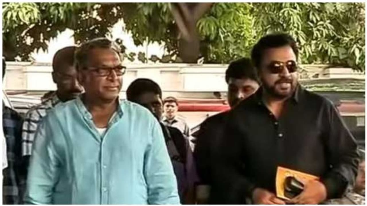 நடிகர் சங்க ஆவணங்கள் தேர்தல் அதிகாரியிடம் ஒப்படைப்பு...விஷால் போட்டியில்லை?... நடிகர் சங்க ஆவணங்கள் தேர்தல் அதிகாரியிடம் ஒப்படைப்பு...விஷால் போட்டியில்லை?...