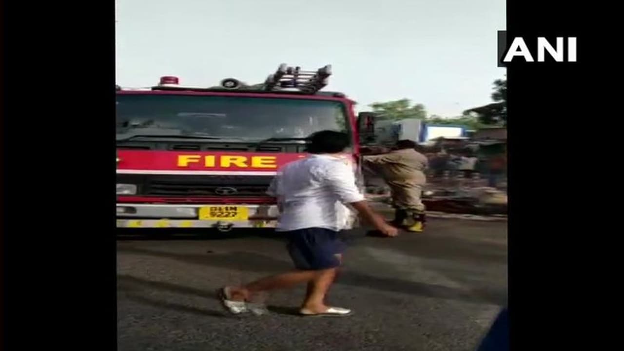 సోనియా గాంధీ క్యాంప్ వెలుపల అగ్నిప్రమాదం సోనియా గాంధీ క్యాంప్ వెలుపల అగ్నిప్రమాదం