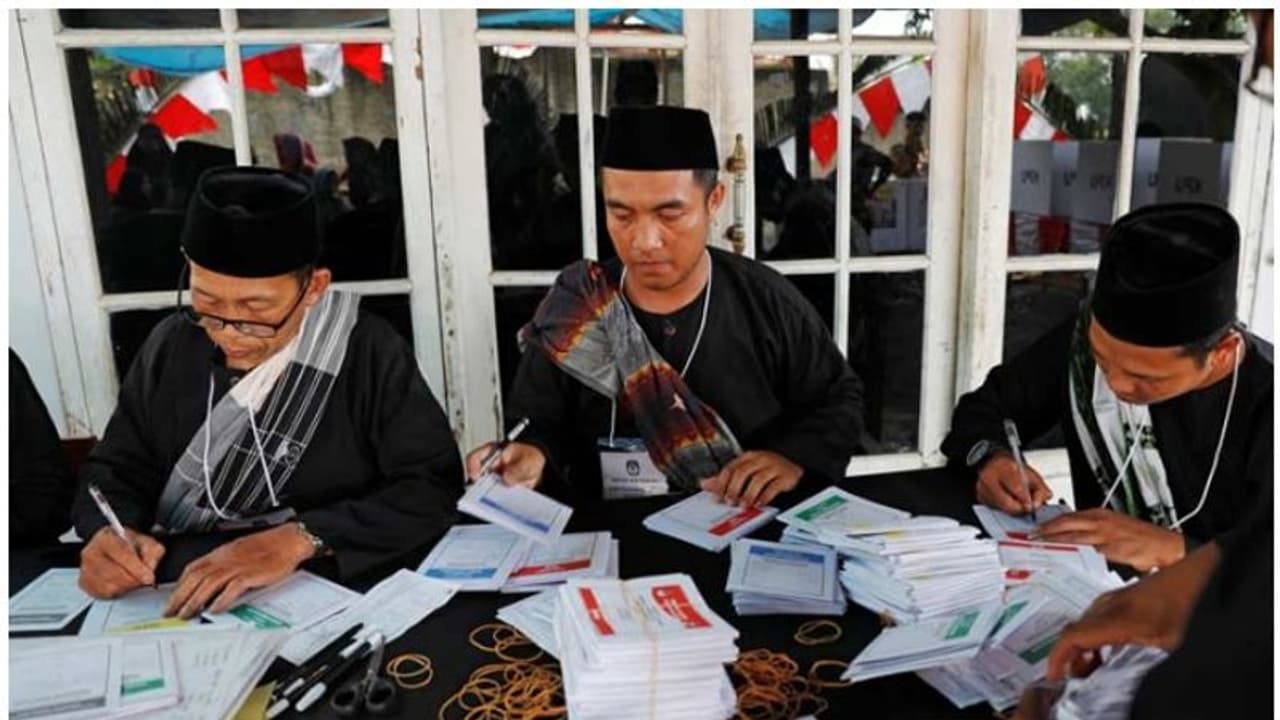 ബാലറ്റ് വോട്ടെണ്ണി തളര്ന്നു; ഇന്തോനേഷ്യയില് മരിച്ചത് 270 ഉദ്യോഗസ്ഥര് ബാലറ്റ് വോട്ടെണ്ണി തളര്ന്നു; ഇന്തോനേഷ്യയില് മരിച്ചത് 270 ഉദ്യോഗസ്ഥര്