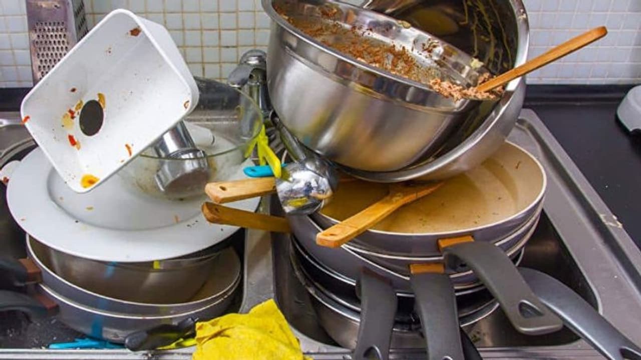 పెళ్లిలో భోంచేశాడని, అంట్లు తోమించారు.. ఎంబీఏ విద్యార్థికి చేదు అనుభవం.. వీడియో వైరల్ అవ్వడంతో... పెళ్లిలో భోంచేశాడని, అంట్లు తోమించారు.. ఎంబీఏ విద్యార్థికి చేదు అనుభవం.. వీడియో వైరల్ అవ్వడంతో...