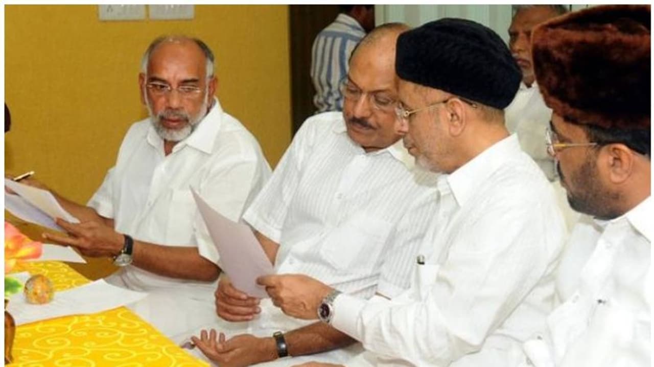 മുസ്ലീംലീഗ് സമസ്ത നേതാക്കൾ പാണക്കാട് ചർച്ച നടത്തി: ഒറ്റക്കെട്ടായി മുന്നോട്ട് പോകാൻ ധാരണ മുസ്ലീംലീഗ് സമസ്ത നേതാക്കൾ പാണക്കാട് ചർച്ച നടത്തി: ഒറ്റക്കെട്ടായി മുന്നോട്ട് പോകാൻ ധാരണ