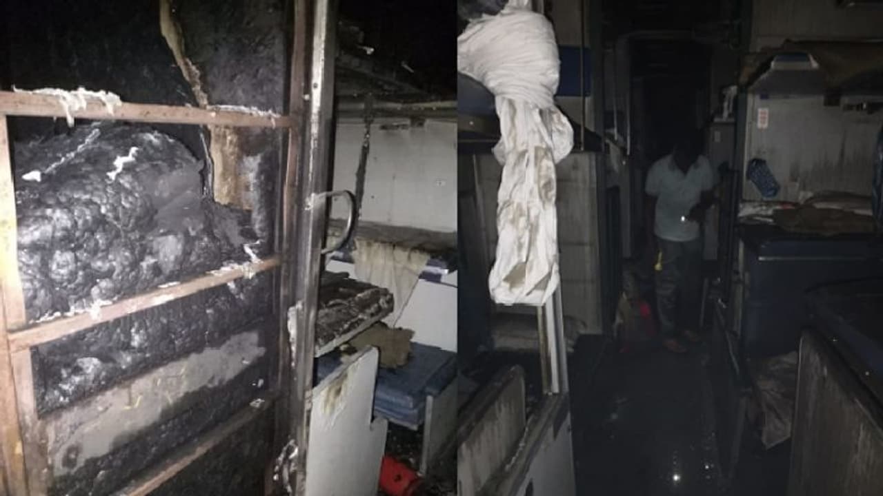 ಬೈಂದೂರು ಬಳಿ ರೈಲಲ್ಲಿ ಬೆಂಕಿ: ತಪ್ಪಿದ ಭಾರೀ ದುರಂತ ಬೈಂದೂರು ಬಳಿ ರೈಲಲ್ಲಿ ಬೆಂಕಿ: ತಪ್ಪಿದ ಭಾರೀ ದುರಂತ