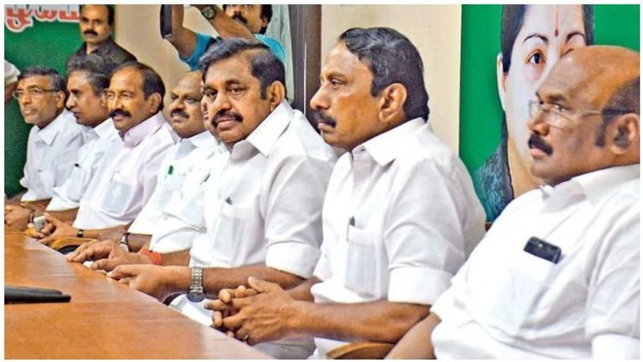 எடப்பாடியார் துறையை இடித்துத் தள்ளிய அமைச்சர்: கோட்டைக்குள் வெடிக்குது மோதல் பட்டாசு! எடப்பாடியார் துறையை இடித்துத் தள்ளிய அமைச்சர்: கோட்டைக்குள் வெடிக்குது மோதல் பட்டாசு!