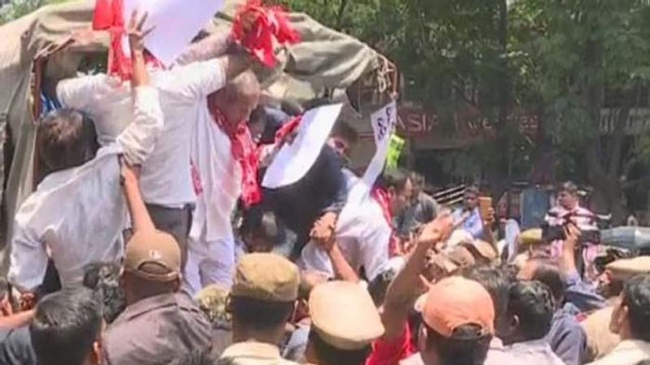 ఇంటర్ బోర్డు ముట్టడికి యత్నం: కాంగ్రెస్, బీజేపీ నేతల అరెస్ట్ ఇంటర్ బోర్డు ముట్టడికి యత్నం: కాంగ్రెస్, బీజేపీ నేతల అరెస్ట్