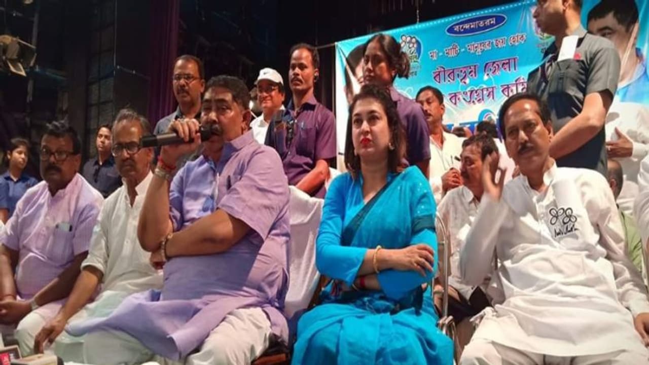 উত্তর চাইছে মানুষ, পালাতে চাইলেন শতাব্দী উত্তর চাইছে মানুষ, পালাতে চাইলেন শতাব্দী