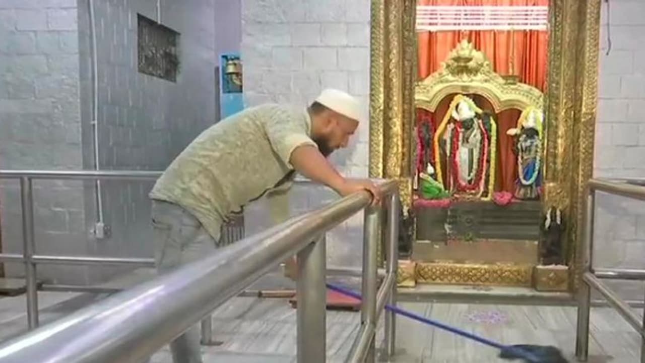 রামমন্দির আগলে রেখেছেন এই মুসলমান যুবক! তিন বছর ধরে তিনিই দায়িত্বে রামমন্দির আগলে রেখেছেন এই মুসলমান যুবক! তিন বছর ধরে তিনিই দায়িত্বে