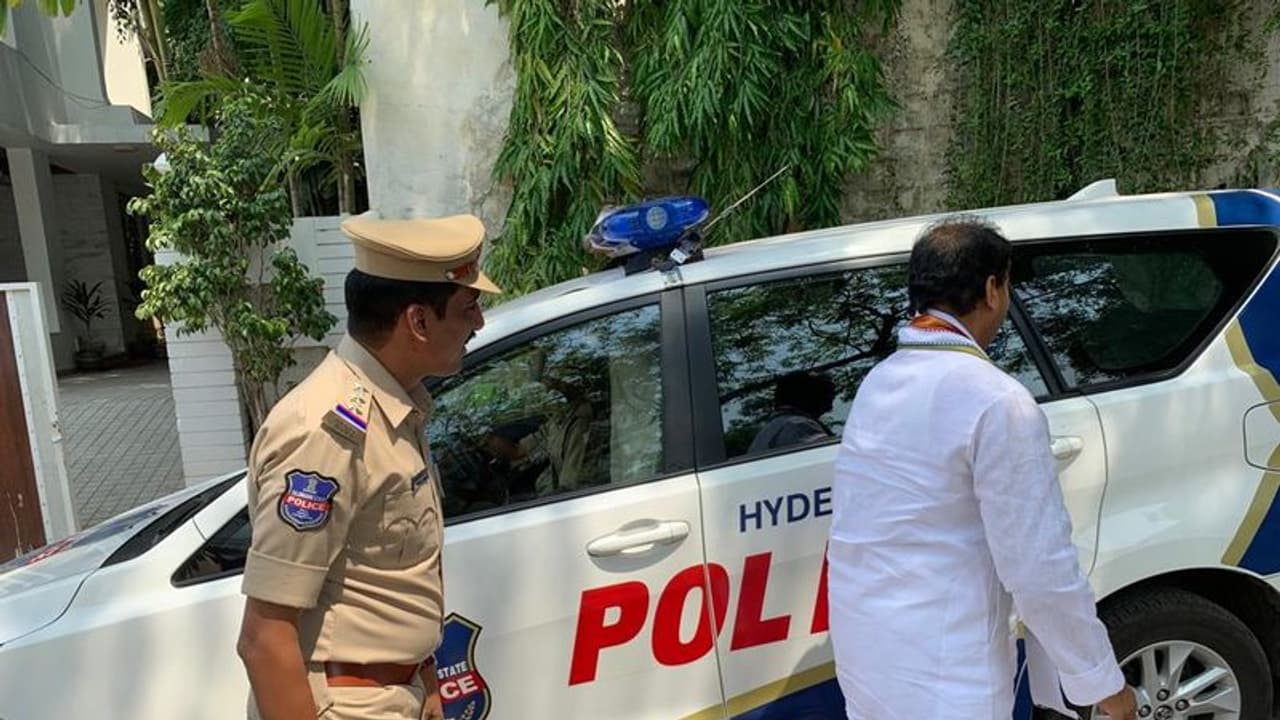 దద్ధరిల్లిన ఇంటర్ బోర్డు: విపక్ష నేతల అరెస్టులు, గృహ నిర్బంధాలు దద్ధరిల్లిన ఇంటర్ బోర్డు: విపక్ష నేతల అరెస్టులు, గృహ నిర్బంధాలు