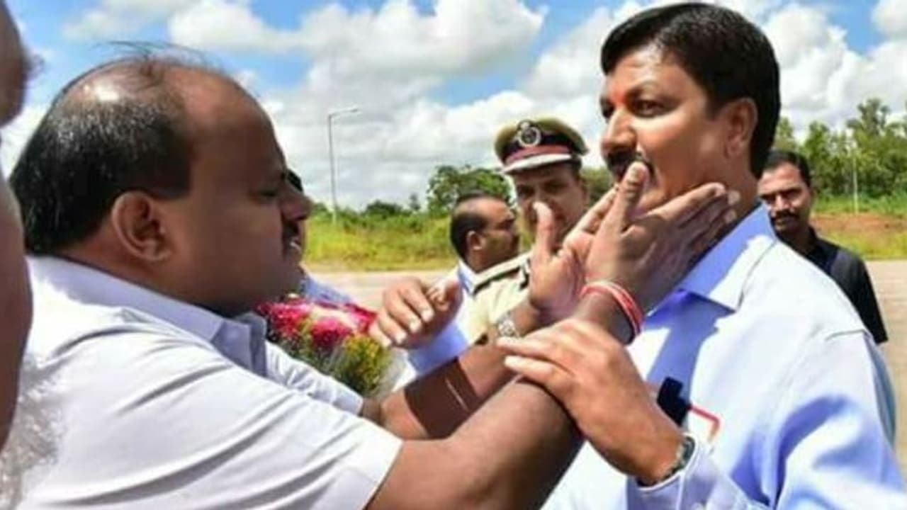 ಮತ್ತೆ ಕುಮಾರಸ್ವಾಮಿ ಸಂಪುಟಕ್ಕೆ ರಮೇಶ್ ಜಾರಕಿಹೊಳಿ : ಸಚಿವ ಸ್ಥಾನ ? ಮತ್ತೆ ಕುಮಾರಸ್ವಾಮಿ ಸಂಪುಟಕ್ಕೆ ರಮೇಶ್ ಜಾರಕಿಹೊಳಿ : ಸಚಿವ ಸ್ಥಾನ ?