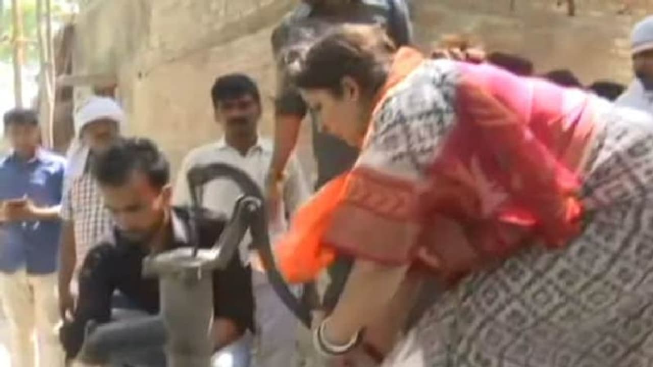 ಹೊಲದಲ್ಲಿ ಬೆಂಕಿ: ನೀರು ಸೇದಿ ಬೆಂಕಿ ನಂದಿಸಿದ ಸ್ಮೃತಿ!, ವಿಡಿಯೋ ವೈರಲ್ ಹೊಲದಲ್ಲಿ ಬೆಂಕಿ: ನೀರು ಸೇದಿ ಬೆಂಕಿ ನಂದಿಸಿದ ಸ್ಮೃತಿ!, ವಿಡಿಯೋ ವೈರಲ್