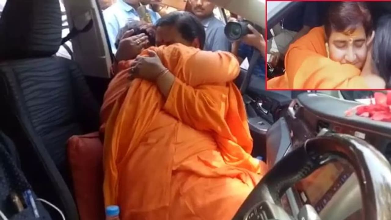 ఉమాభారతిని చూసి ఏడ్చేసిన సాధ్వి ప్రగ్యా సింగ్ ఉమాభారతిని చూసి ఏడ్చేసిన సాధ్వి ప్రగ్యా సింగ్