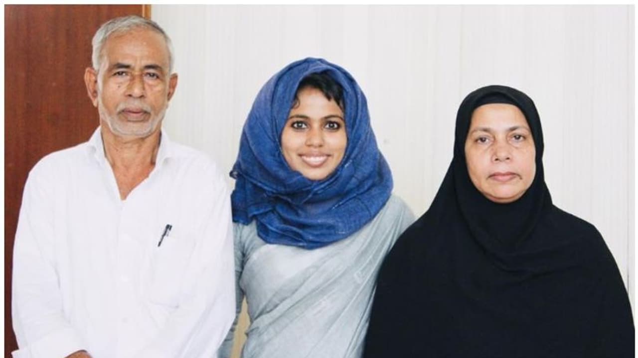 വിവാഹം വേണ്ടെന്ന് വച്ച് വീടുവിട്ടിറങ്ങി, തിരികെ എത്തിയത് ഡോക്ടറേറ്റുമായി; പെണ്കുട്ടിയുടെ കുറിപ്പ് വൈറലാകുന്നു വിവാഹം വേണ്ടെന്ന് വച്ച് വീടുവിട്ടിറങ്ങി, തിരികെ എത്തിയത് ഡോക്ടറേറ്റുമായി; പെണ്കുട്ടിയുടെ കുറിപ്പ് വൈറലാകുന്നു