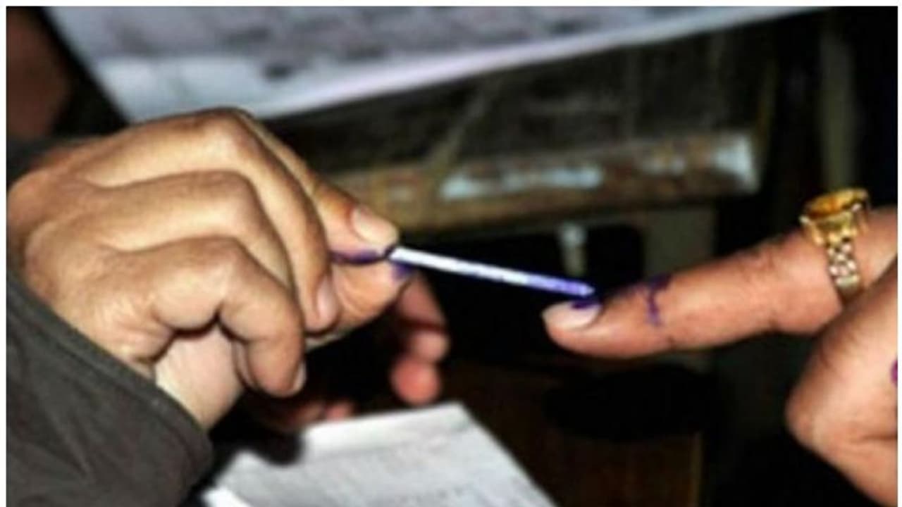 കണ്ണൂർ പാമ്പുരുത്തിയിലെ കള്ളവോട്ട്; ജില്ലാ കലക്ടർ തെളിവെടുപ്പ് തുടങ്ങി കണ്ണൂർ പാമ്പുരുത്തിയിലെ കള്ളവോട്ട്; ജില്ലാ കലക്ടർ തെളിവെടുപ്പ് തുടങ്ങി