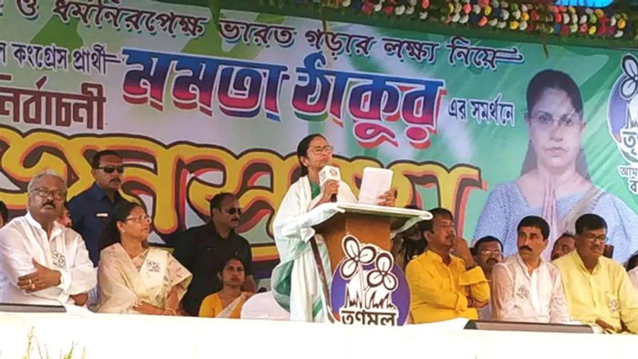 আগে হাফপ্যান্ট পরে দৌড়তো এখন বগলে শপিং মল, বাগদায় ঝাঁঝালো মমতা আগে হাফপ্যান্ট পরে দৌড়তো এখন বগলে শপিং মল, বাগদায় ঝাঁঝালো মমতা