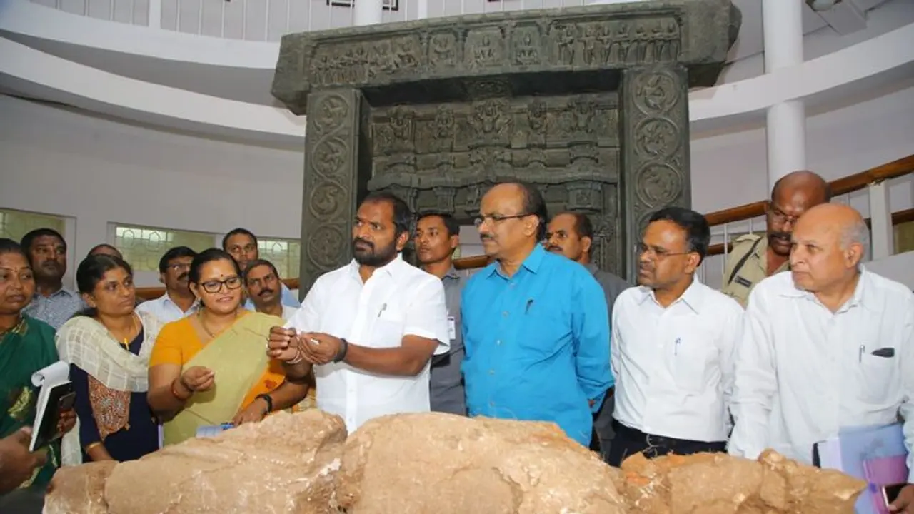 ఫణిగిరిలో మరో అద్భుతం...బయటపడ్డ అరుదైన శిల్పసంపద (వీడియో) ఫణిగిరిలో మరో అద్భుతం...బయటపడ్డ అరుదైన శిల్పసంపద (వీడియో)