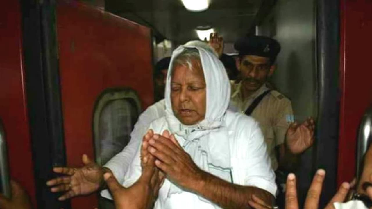 ফর্মে ফিরলেন লালু! রাজনৈতিক গ্রীষ্মে কৌতূক ধারায় বিদ্ধ মোদী ফর্মে ফিরলেন লালু! রাজনৈতিক গ্রীষ্মে কৌতূক ধারায় বিদ্ধ মোদী