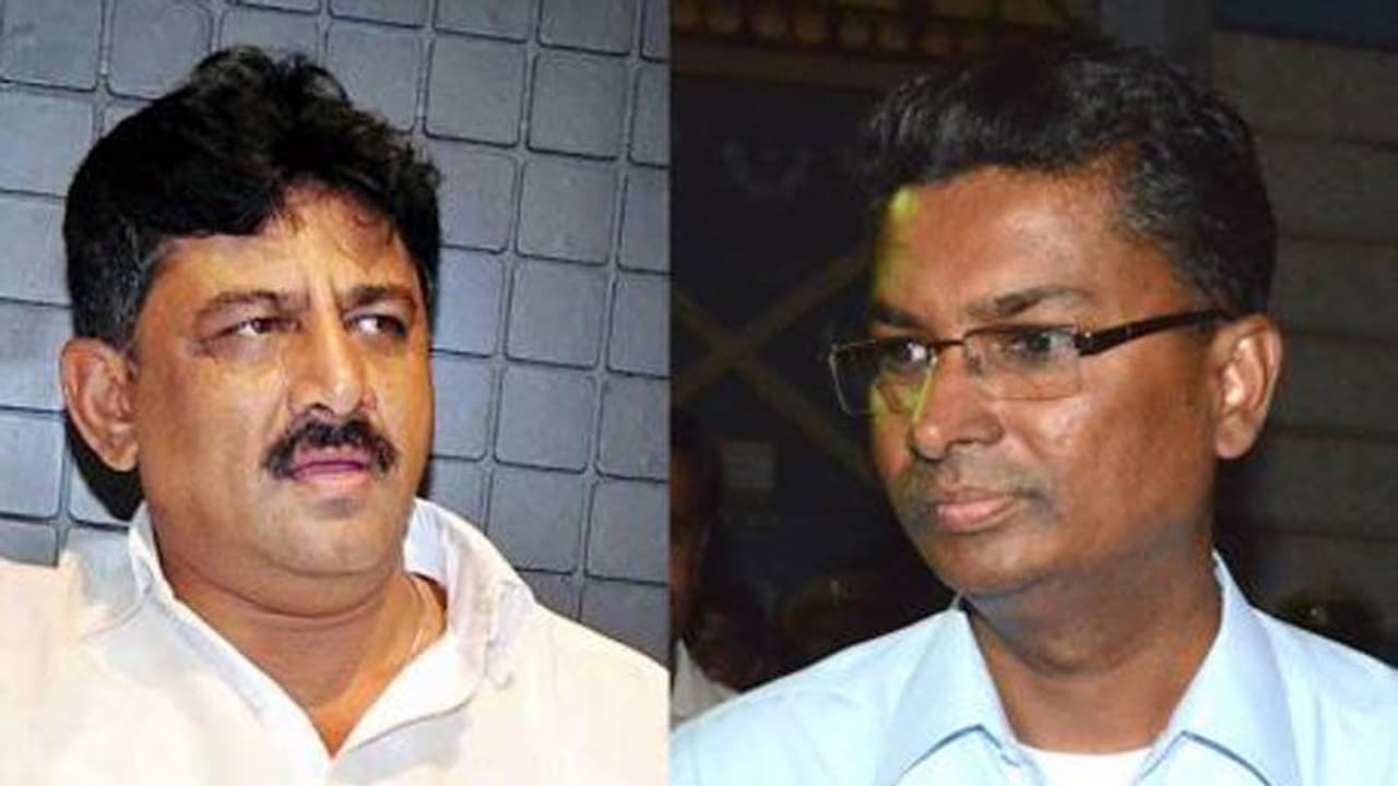 ಕೆಪಿಸಿಸಿ ಅಧ್ಯಕ್ಷ ಡಿಕೆಶಿ ಭೇಟಿಯಾದ ಜಾರಕಿಹೊಳಿ ಕೆಪಿಸಿಸಿ ಅಧ್ಯಕ್ಷ ಡಿಕೆಶಿ ಭೇಟಿಯಾದ ಜಾರಕಿಹೊಳಿ