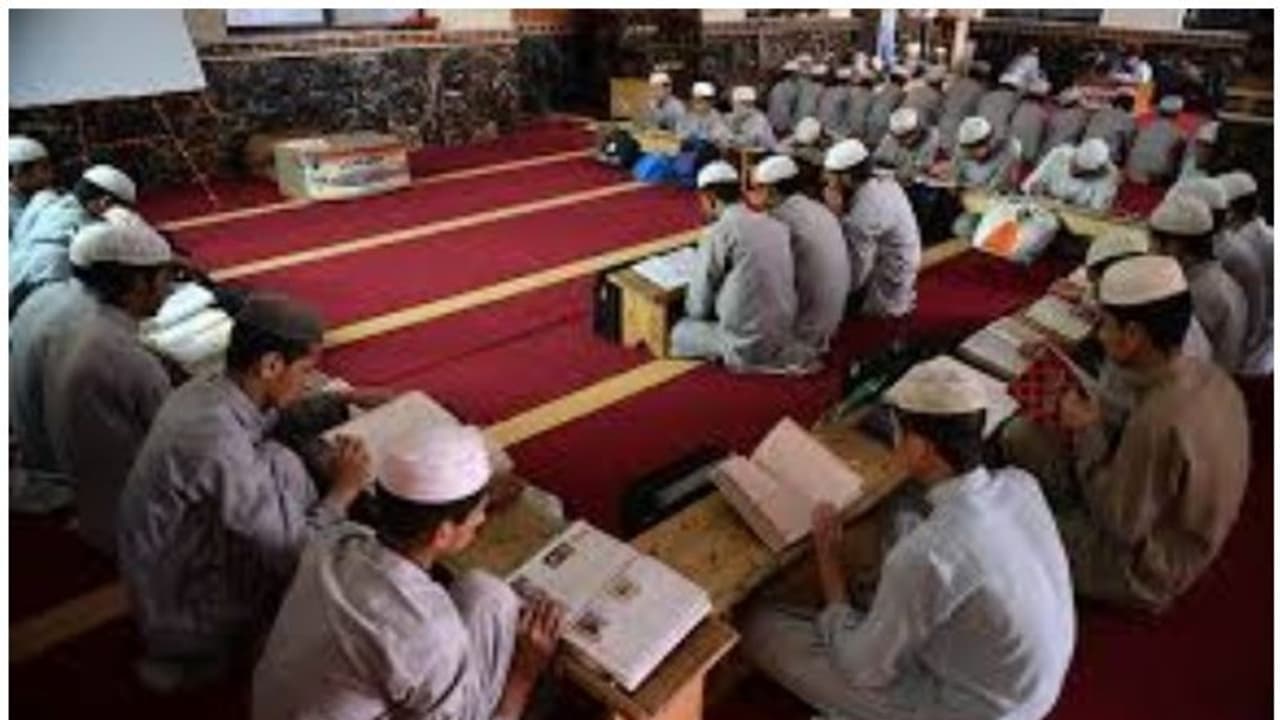 অসমে নভেম্বর থেকে মাদ্রাসার দরজায় তালা দিচ্ছে সরকার, কী হবে সংস্কৃত টোলগুলির অসমে নভেম্বর থেকে মাদ্রাসার দরজায় তালা দিচ্ছে সরকার, কী হবে সংস্কৃত টোলগুলির