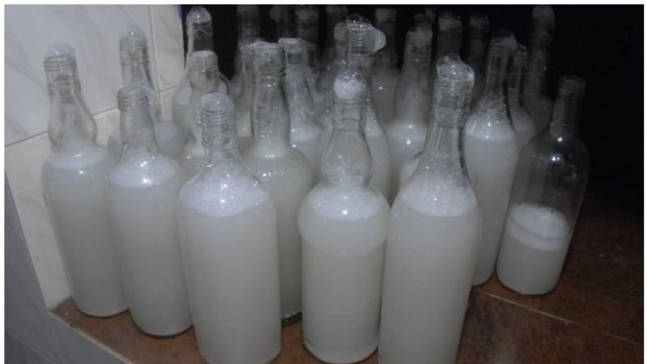 కల్తీకల్లు ఎఫెక్ట్: గద్వాల జిల్లాలో ముగ్గురు మృతి, ఆరుగురికి అస్వస్థత కల్తీకల్లు ఎఫెక్ట్: గద్వాల జిల్లాలో ముగ్గురు మృతి, ఆరుగురికి అస్వస్థత