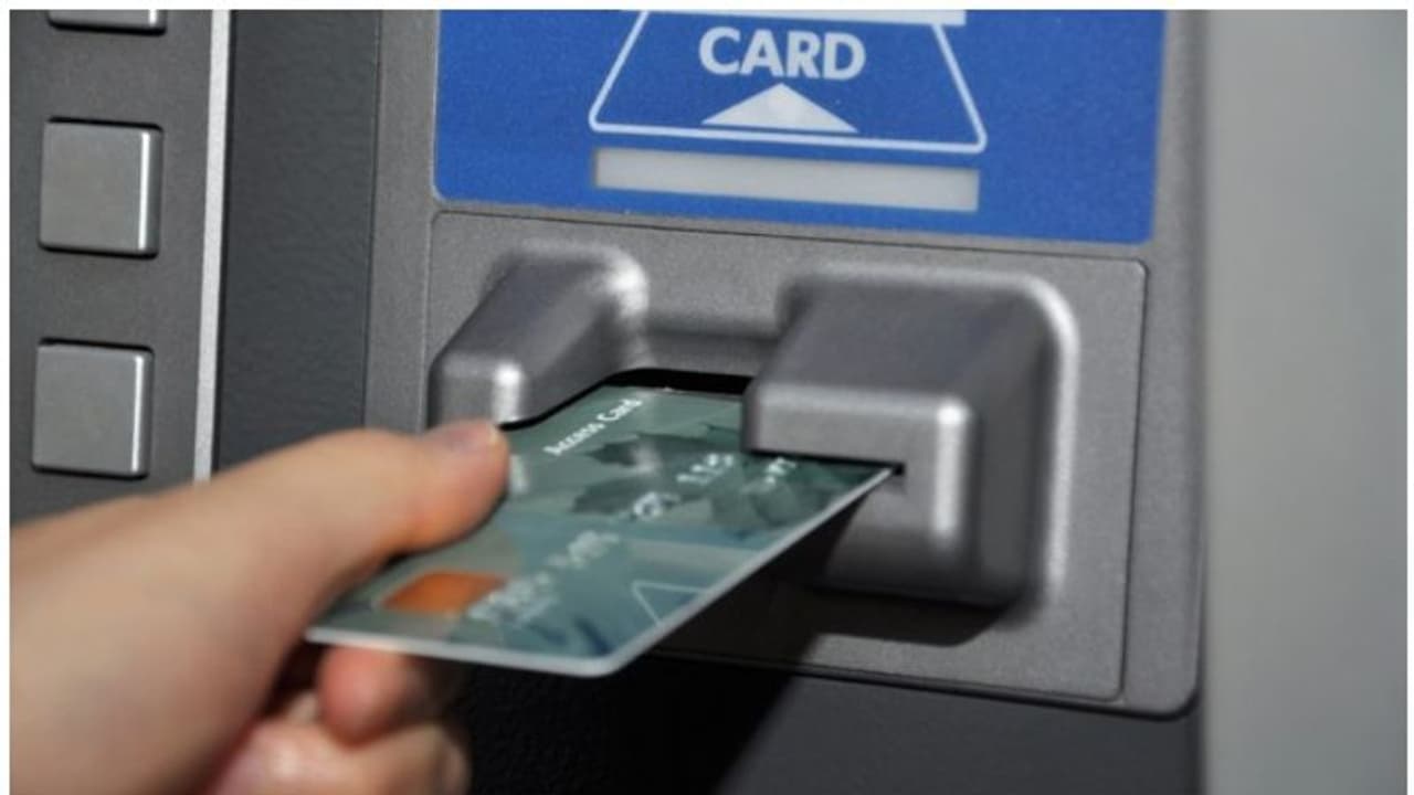 എടിഎം കാര്ഡ് യന്ത്രം വലിച്ചെടുത്താല് ബാങ്കിന് ഉത്തരവാദിത്വമില്ല; സംസ്ഥാന ഉപഭോക്തൃ തര്ക്കപരിഹാര കമ്മീഷന് എടിഎം കാര്ഡ് യന്ത്രം വലിച്ചെടുത്താല് ബാങ്കിന് ഉത്തരവാദിത്വമില്ല; സംസ്ഥാന ഉപഭോക്തൃ തര്ക്കപരിഹാര കമ്മീഷന്