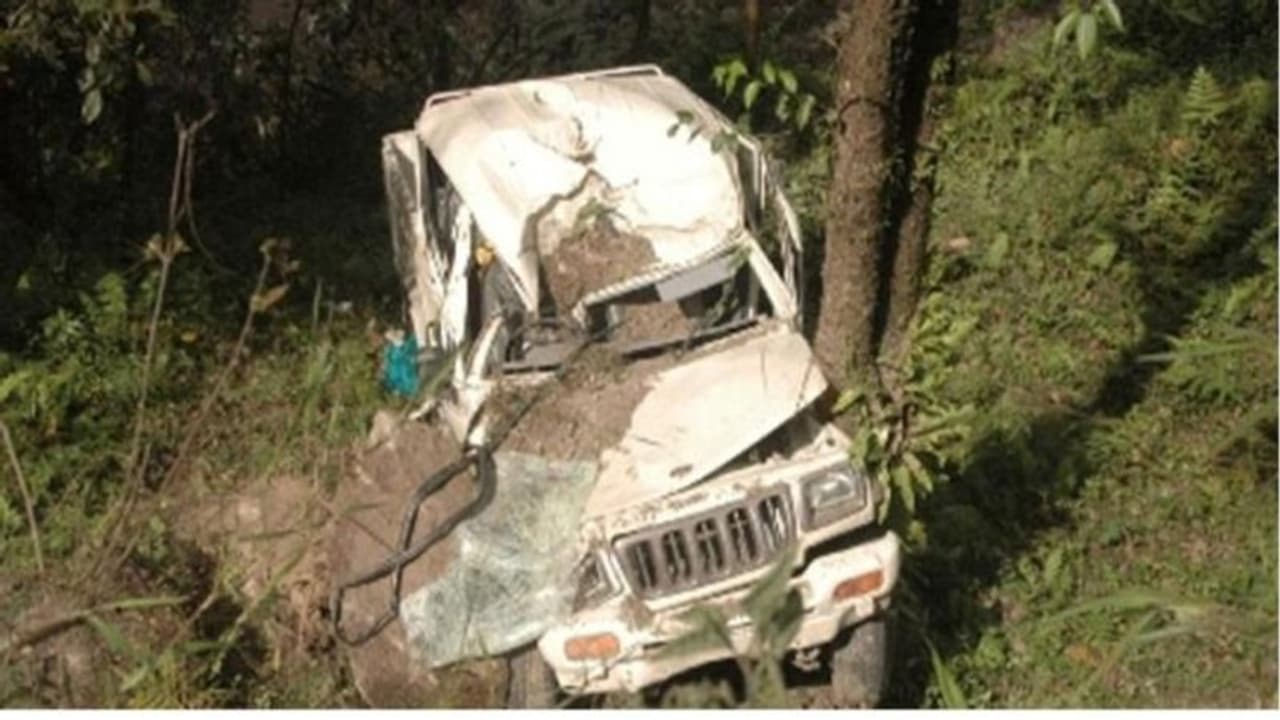 গাড়ি গড়িয়ে খাদে, সিকিমে প্রাণ গেল পাঁচ বাঙালির গাড়ি গড়িয়ে খাদে, সিকিমে প্রাণ গেল পাঁচ বাঙালির