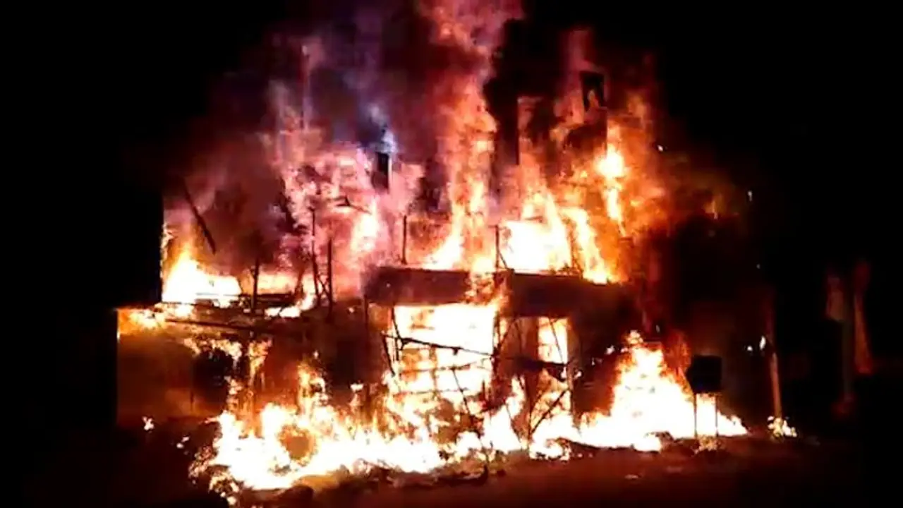 పట్టిసీమ ప్రాజెక్టువద్ద భారీ అగ్నిప్రమాదం...పేలిపోతున్న ట్రాన్స్ఫార్మర్లు పట్టిసీమ ప్రాజెక్టువద్ద భారీ అగ్నిప్రమాదం...పేలిపోతున్న ట్రాన్స్ఫార్మర్లు