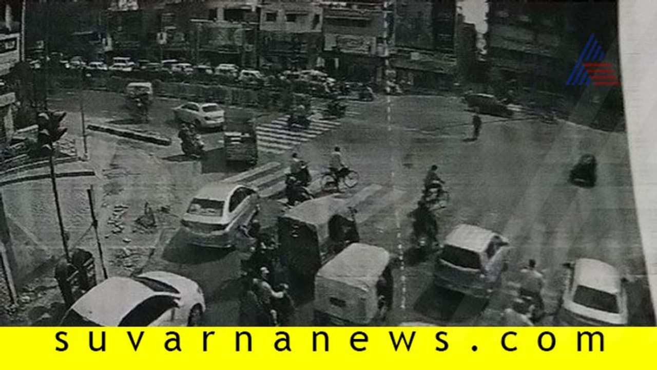 ಟ್ರಾಫಿಕ್ ಸಿಗ್ನಲ್ ಬ್ರೇಕ್ ಮಾಡಿದ ಯುವಕನಿಗೆ ಸಿಕ್ತು ಸರ್ಪ್ರೈಸಿಂಗ್ ಗಿಫ್ಟ್! ಟ್ರಾಫಿಕ್ ಸಿಗ್ನಲ್ ಬ್ರೇಕ್ ಮಾಡಿದ ಯುವಕನಿಗೆ ಸಿಕ್ತು ಸರ್ಪ್ರೈಸಿಂಗ್ ಗಿಫ್ಟ್!