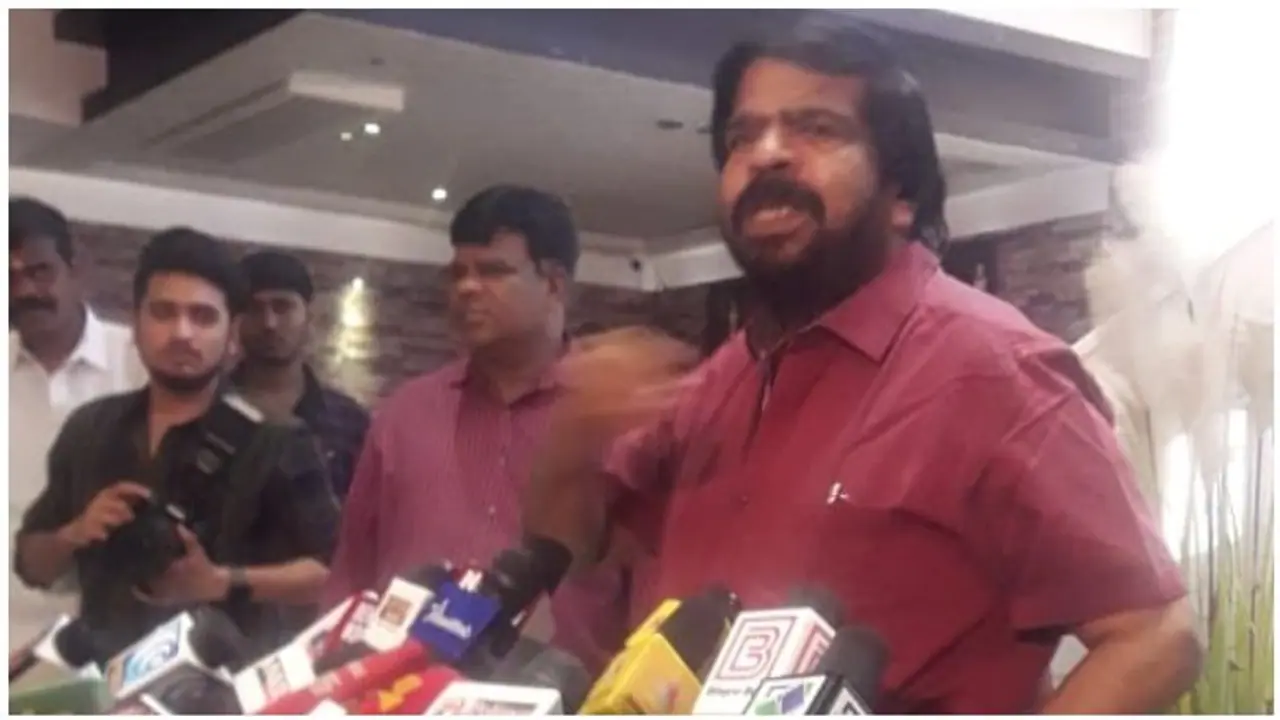 இனிமே இதுதான் எங்க முடிவு..!! திரையரங்க உரிமையாளர்களுக்கு திரைப்பட விநியோகஸ்தர்கள் சங்கம் கிடுக்குப்பிடி..!! இனிமே இதுதான் எங்க முடிவு..!! திரையரங்க உரிமையாளர்களுக்கு திரைப்பட விநியோகஸ்தர்கள் சங்கம் கிடுக்குப்பிடி..!!