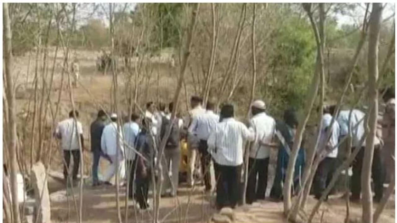 രണ്ടുമാസത്തിനിടെ കാണാതായ പെണ്കുട്ടികളുടെ മൃതദേഹങ്ങള് ഒരേ കിണറ്റില് രണ്ടുമാസത്തിനിടെ കാണാതായ പെണ്കുട്ടികളുടെ മൃതദേഹങ്ങള് ഒരേ കിണറ്റില്