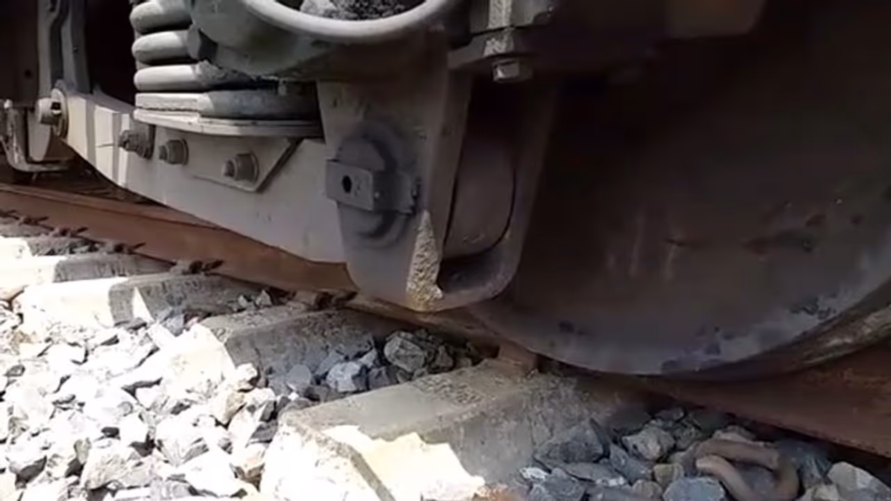 పట్టాలు తప్పిన పద్మావతి ఎక్స్ప్రెస్.. రైళ్ల రాకపోకలకు ఇబ్బందులు, ఈ ట్రైన్స్ ఆలస్యం పట్టాలు తప్పిన పద్మావతి ఎక్స్ప్రెస్.. రైళ్ల రాకపోకలకు ఇబ్బందులు, ఈ ట్రైన్స్ ఆలస్యం