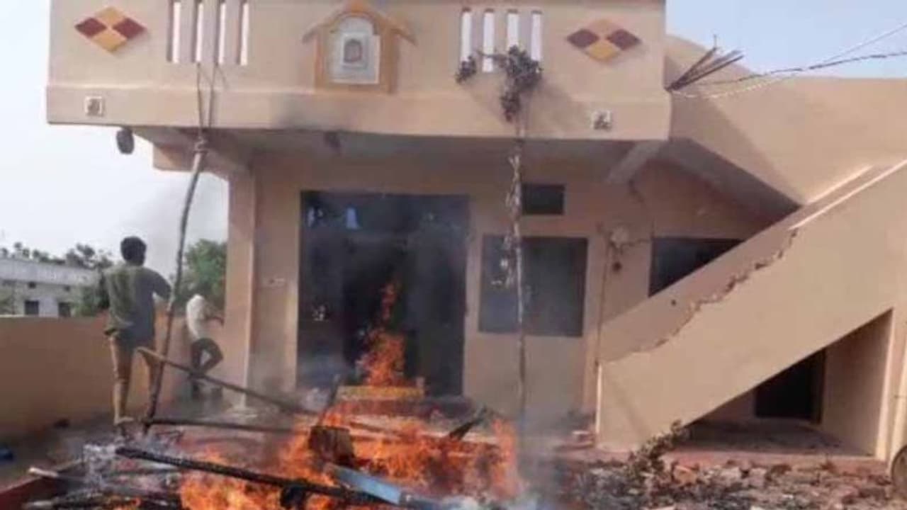 மாணவிகள், இளம்பெண்களை பலாத்காரம் செய்து கொடூரம்... தோண்டத் தோண்ட எலும்புக்குவியல்கள்..! மாணவிகள், இளம்பெண்களை பலாத்காரம் செய்து கொடூரம்... தோண்டத் தோண்ட எலும்புக்குவியல்கள்..!