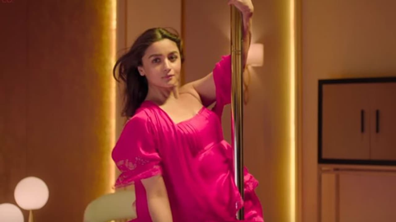 ഗ്ലാമറായി ആലിയയും ടൈഗറും; യൂട്യൂബില് തരംഗം തീര്ത്ത് സ്റ്റുഡന്റ് ഓഫ് ദ ഇയര് 2 വിലെ ഗാനം ഗ്ലാമറായി ആലിയയും ടൈഗറും; യൂട്യൂബില് തരംഗം തീര്ത്ത് സ്റ്റുഡന്റ് ഓഫ് ദ ഇയര് 2 വിലെ ഗാനം