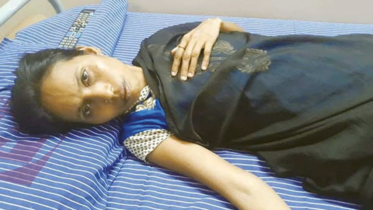 கள்ளக் காதலனுடன் உல்லாசமாக இருக்க நகைகளை கொள்ளை …. நிதி நிறுவன பெண் ஊழியரின் பலே விளையாட்டு !! கள்ளக் காதலனுடன் உல்லாசமாக இருக்க நகைகளை கொள்ளை …. நிதி நிறுவன பெண் ஊழியரின் பலே விளையாட்டு !!