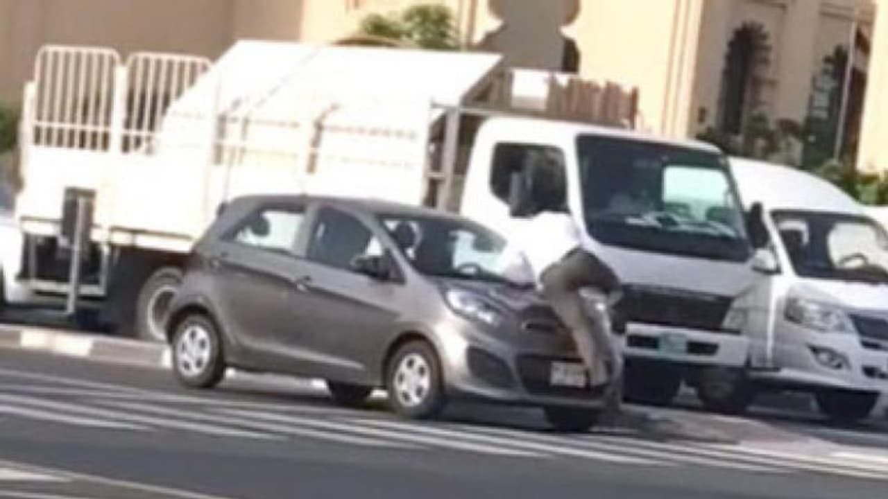 പാര്ക്കിങ് ജീവനക്കാരനെ ബോണറ്റിലിരുത്തി യുവതി കാറോടിച്ചു; വീഡിയോ വൈറലായതോടെ നടപടിയുമായി ദുബായ് പൊലീസ് പാര്ക്കിങ് ജീവനക്കാരനെ ബോണറ്റിലിരുത്തി യുവതി കാറോടിച്ചു; വീഡിയോ വൈറലായതോടെ നടപടിയുമായി ദുബായ് പൊലീസ്