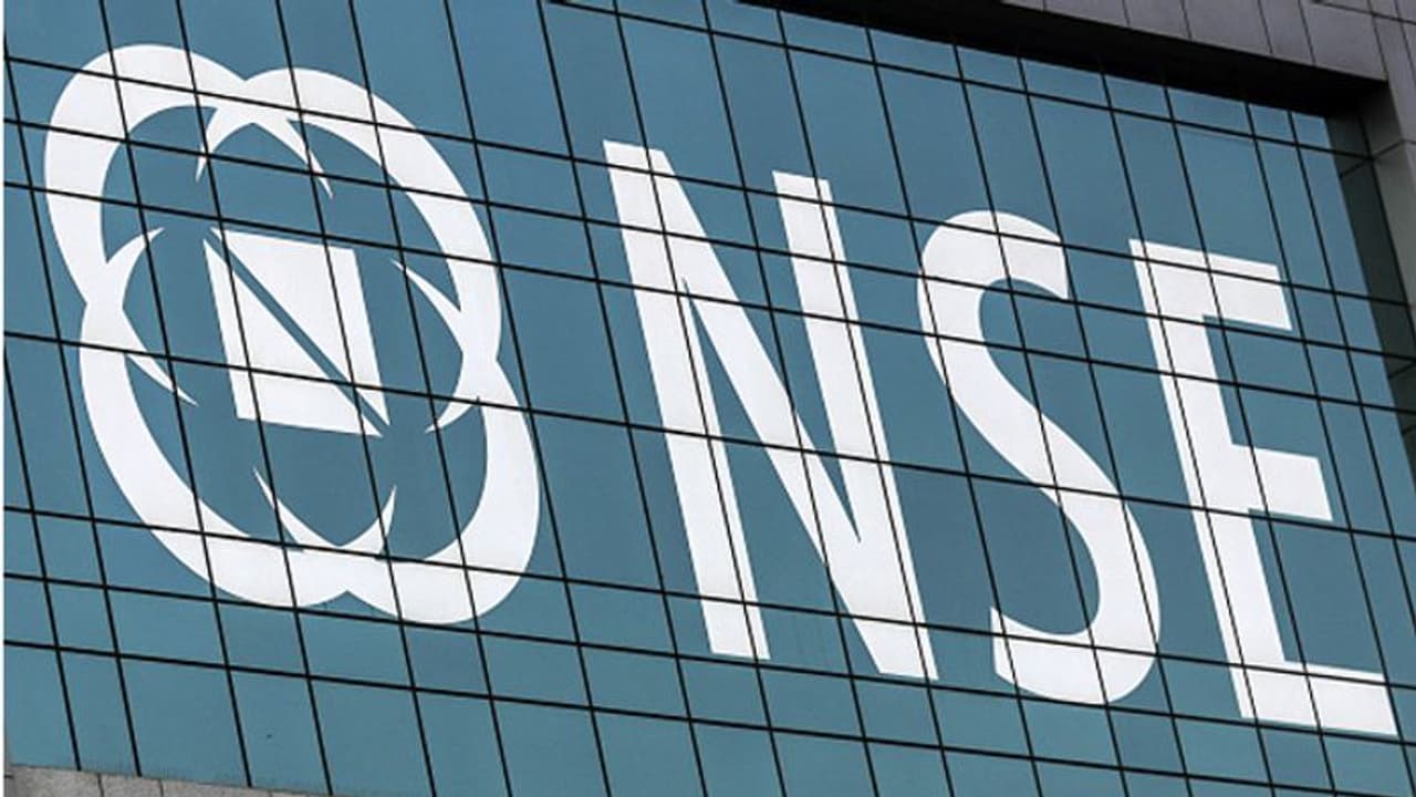 నేషనల్ స్టాక్ ఎక్స్చేంజ్ మాజీ చీఫ్ రవి నారాయణ్ను అరెస్టు చేసిన ఈడీ.. ఫోన్ ట్యాపింగ్ కేసులో అదుపులోకి నేషనల్ స్టాక్ ఎక్స్చేంజ్ మాజీ చీఫ్ రవి నారాయణ్ను అరెస్టు చేసిన ఈడీ.. ఫోన్ ట్యాపింగ్ కేసులో అదుపులోకి