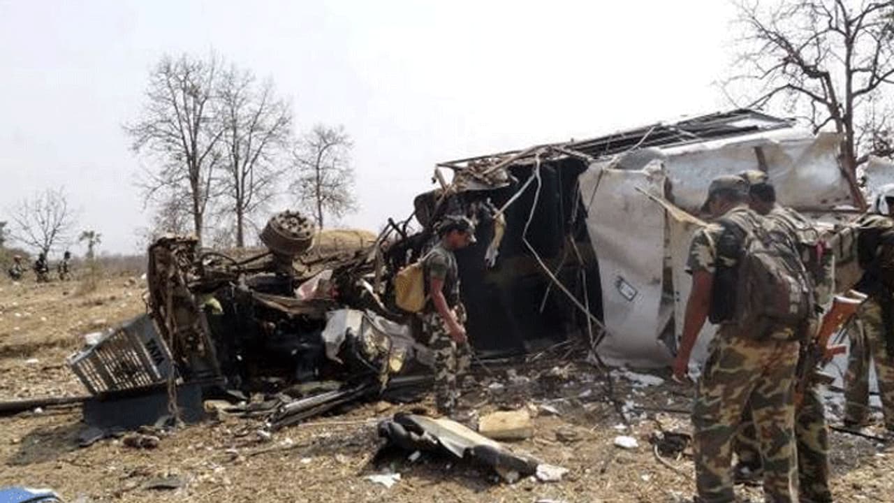 மாவோயிஸ்டுகள் கொடூர தாக்குதல்... 16 பாதுகாப்பு படை வீரர்கள் வீரமரணம்..! மாவோயிஸ்டுகள் கொடூர தாக்குதல்... 16 பாதுகாப்பு படை வீரர்கள் வீரமரணம்..!