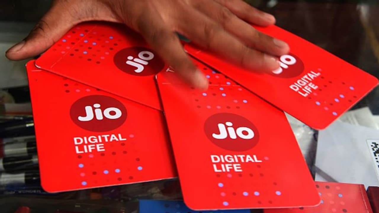 കടം കുറയ്ക്കണം, നിക്ഷേപകരെ പ്രതീക്ഷിച്ച് റിലയന്സ് ജിയോ: താല്പര്യം അറിയിച്ച് നിക്ഷേപകരുടെ തള്ളിക്കയറ്റം കടം കുറയ്ക്കണം, നിക്ഷേപകരെ പ്രതീക്ഷിച്ച് റിലയന്സ് ജിയോ: താല്പര്യം അറിയിച്ച് നിക്ഷേപകരുടെ തള്ളിക്കയറ്റം