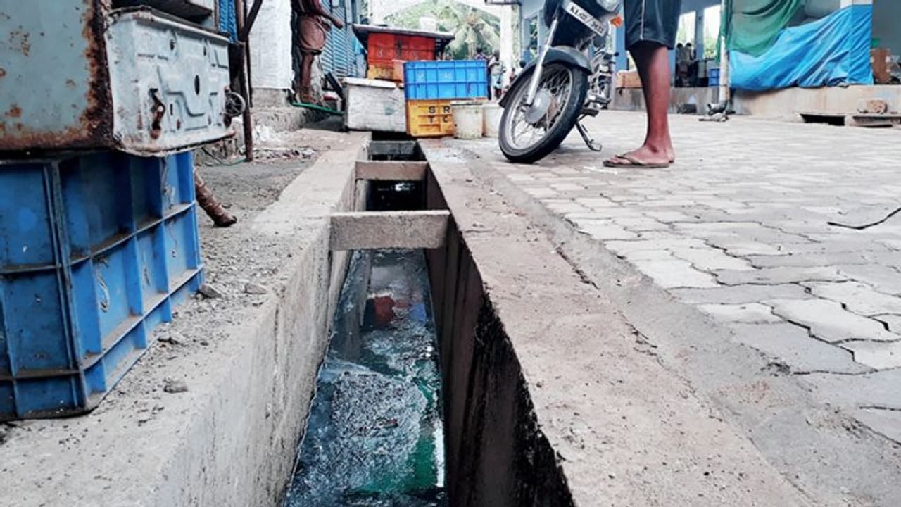 മലിനജലം നിറഞ്ഞ് രോഗഭീതിയില് പൂച്ചാക്കല് മല്സ്യ മാര്ക്കറ്റ് മലിനജലം നിറഞ്ഞ് രോഗഭീതിയില് പൂച്ചാക്കല് മല്സ്യ മാര്ക്കറ്റ്