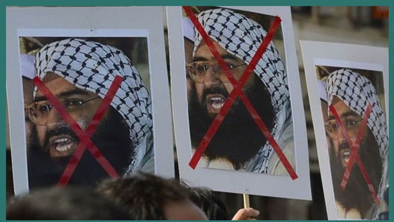 മസൂദ് അസറിന് കുരുക്ക് മുറുകും; യാത്രാവിലക്ക്, ആസ്തികള് മരവിപ്പിക്കും; തടവിലാകാനും സാധ്യത മസൂദ് അസറിന് കുരുക്ക് മുറുകും; യാത്രാവിലക്ക്, ആസ്തികള് മരവിപ്പിക്കും; തടവിലാകാനും സാധ്യത